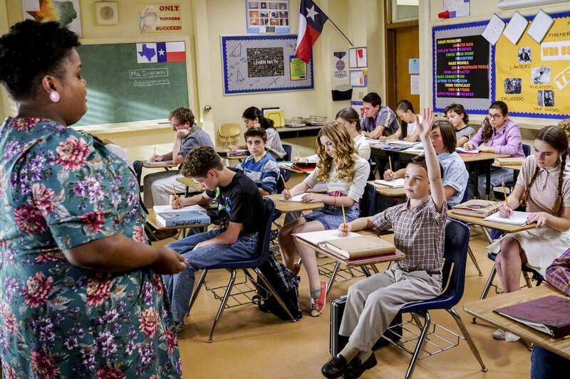 Könnte schon bald aus Ms. Ingrams (Danielle Pinnock, l.) Unterricht verschwinden: Sheldon (Iain Armitage, vorne r.) … – Bild: Warner Bros.