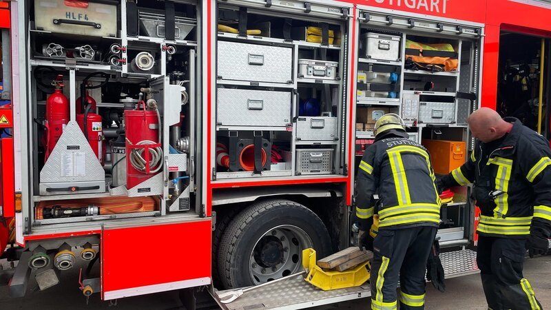 Die Feuerwehrleute bereiten das Löschfahrzeug vor. – Bild: Warner Bros. Discovery