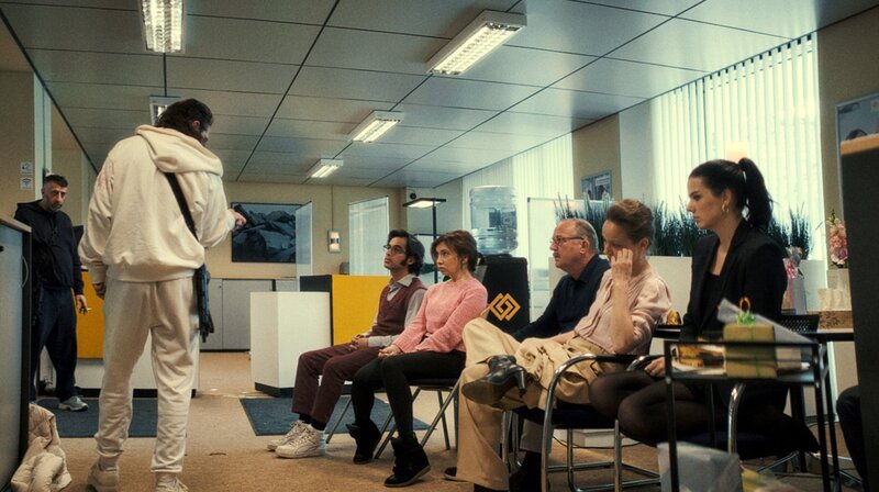 V. li. n. re.: „Mastermind“ Keko (Kida Khodr Ramadan) und Stulle (Frederick Lau, 2) halten die Kunden Tanju (Tanju Bilir), Edith (Kathrin Angerer), Wolfgang (Uwe Preuss), sowie Filialleiterin Magda (Jeanette Hain) und ihre Kollegin Vanessa (Ruby O. Fee) in Schach. – Bild: ARD Degeto/​Armin Franzen