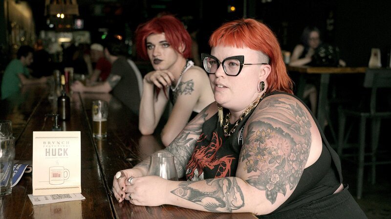 Addison Herron-Wheeler (vorne) aus Denver, queerer Heavy Metal Fan. – Bild: HR