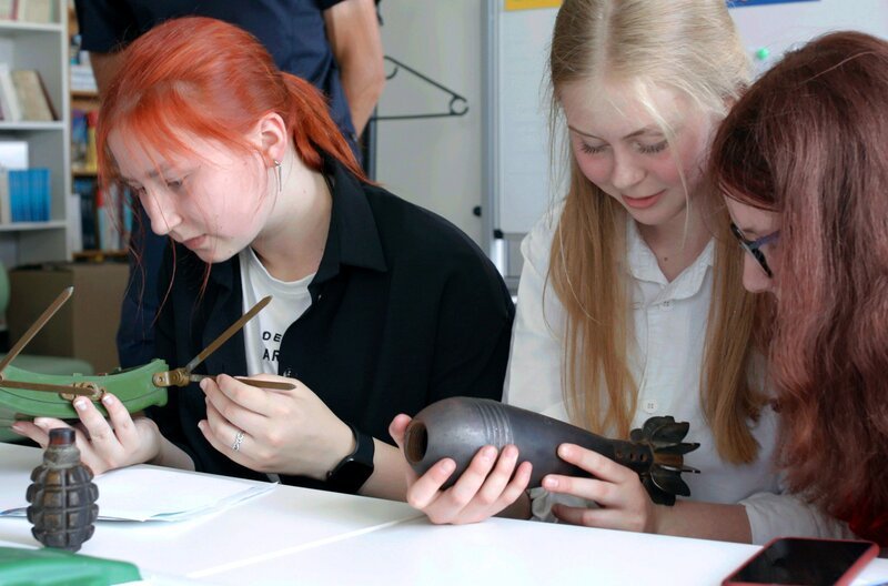 Kinder erhalten an einer Schule in Borodjanka eine grundlegende Ausbildung zur Minensicherheit. – Bild: SWR/WDR/wildfilms/Marcus Lenz Kinder erhalten an einer Schule in Borodjanka eine grundlegende Ausbildung zur Minensicherheit. – Bild: SWR/WDR/wildfilms/Marcus Lenz