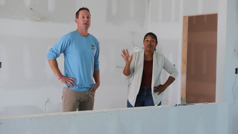 Brian and Mika Kleinschmidt talking about plans for the dream home. – Bild: 2023 Warner Bros. Discovery, Inc. or its subsidiaries and affiliates. All rights reserved.