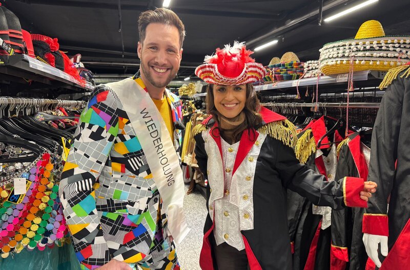 Moderator Sven Kroll und Moderatorin Nina Moghaddam auf Kostümsuche – im größten Karnevalsladen Kölns beginnt die Qual der Wahl. – Bild: WDR/​Triangolo GmbH
