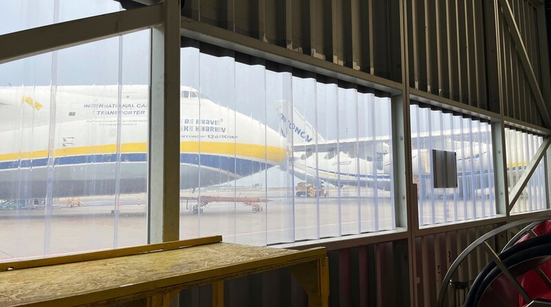 Sieben AN 124 RUSLAN fliegen heute noch für die ukrainische Cargo-Fluggesellschaft Antonov-Airlines. Hier auf der Wartungsbasis auf dem Flughafen Leipzig – Bild: MDR/​Marc Voigt