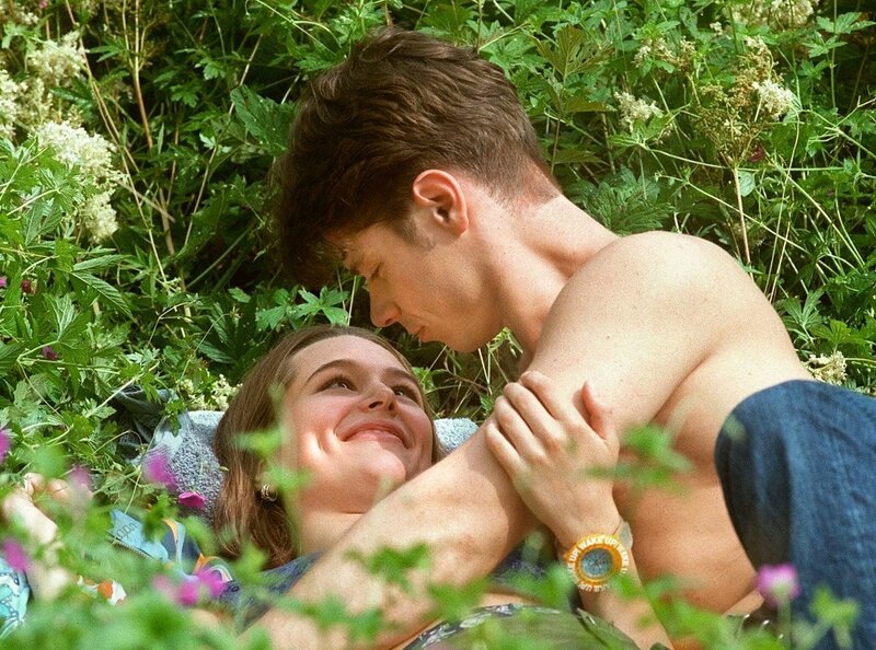 Alina Heilmann (Alissa Jung) und Vladi (Stephan Dürr) sind ineinander verliebt. Da Alinas Eltern nichts davon wissen sollen, treffen sie sich heimlich im Park, doch bei ihren Treffen bleibt es nicht nur beim Küssen … – Bild: MDR/​Laue