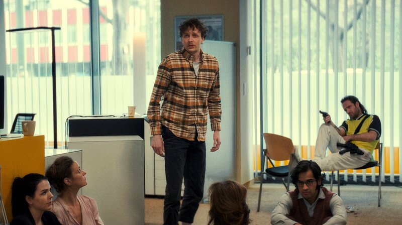 Stulle (Frederick Lau, re.) bewacht die Geiseln: Bankmitarbeiterin Vanessa (Ruby O. Fee), Filialleiterin Magda (Jeanette Hain), Kundin Edith (Kathrin Angerer) und Tanju (Tanju Bilir). – Bild: ARD Degeto/​Armin Franzen