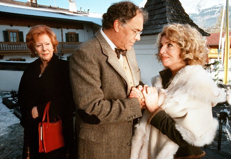 Monsieur hat’s gerichtet: Durch die Vermittlung von Pascal (Christian Kohlund) kommt es zur Versöhnung zwischen Effi (Veronika Fitz, li.) und Margot (Michaela May). – Bild: ARD/​Degeto