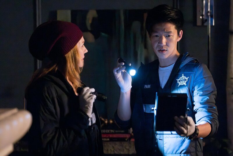 Catherine Willows (Marg Helgenberger) und Chris Park (Jay Lee) – Bild: RTL /​ CBS Broadcasting, Inc.