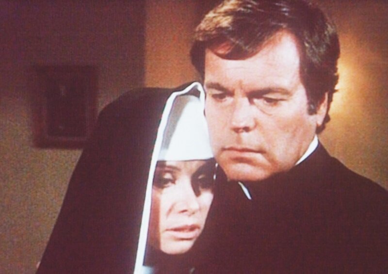 Völlig verängstigt verstecken sich Jonathan (Robert Wagner, r.) und Jennifer (Stefanie Powers, l.) in einem Kloster vor den Gangstern, die Jennifer nach dem Leben trachten … – Bild: Columbia Pictures