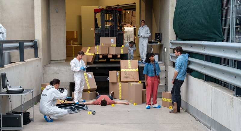 Als der Chefingenieur (Komparse, 3.v.l.) eines Stuttgarter Fahrradanhänger-Herstellers tot aufgefunden wird, gibt es Arbeit für die Kommissare Toni Kidane (Iman Tekle, 2.v.r.) und Jo Stoll (Peter Ketnath, r.). Laut der Verletzungen und Spuren am Tatort, gehen der Rechtmediziner Dr. Benedikt Förster (Florian Wünsche, 2.v.l.) und der KTU-Leiter Jan Arnaud (Mike Zaka Sommerfeldt, 3.v.r.) von einem Tötungsdelikt aus. – Bild: ZDF und MARKUS_FENCHEL