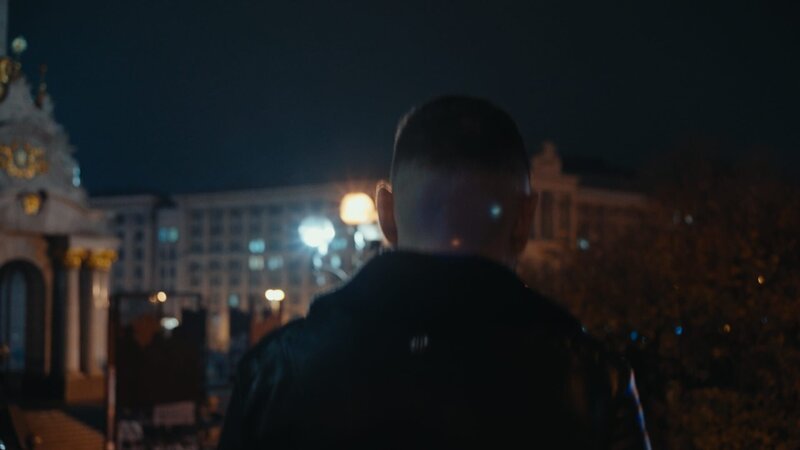 Während des Georgienkriegs 2008 flankierte ein Hacker die russische Militärinvasion mit Angriffen auf die kritische Infrastruktur Georgiens. Er erzählt exklusiv vor der Kamera über seine Arbeit als Agent. Hacker gehören mittlerweile zur hybriden Kriegsführung von Putin. – Bild: ZDF und Maciej Rolbiecki