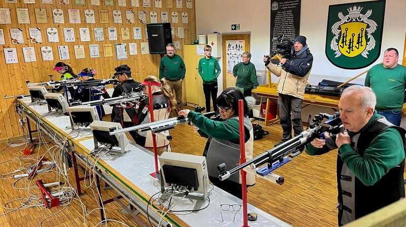 1884 gegründet strebt der örtliche Schützenverein heute mit hochmoderner Ausrüstung nach Erfolgen bei der Deutschen Meisterschaft der Sportschützen. – Bild: MDR/​Tino Wiemeier
