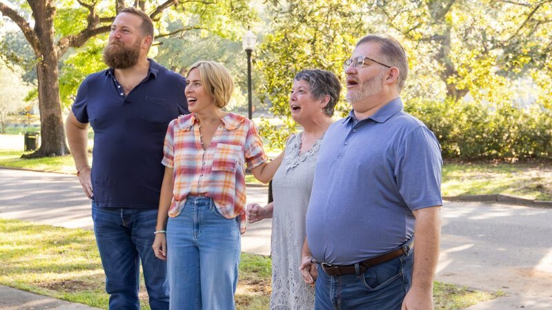 Ben and Erin Napier stand alongside Mark and Julie as they are left awestruck by the reveal of their new home, as seen on Home Town, Season 8. – Bild: Warner Bros. Discovery