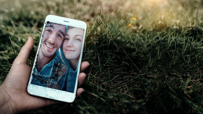 Ein Foto am Telefonbildschirm.  – Bild: RTL /​ © 2021 Peacock TV LLC