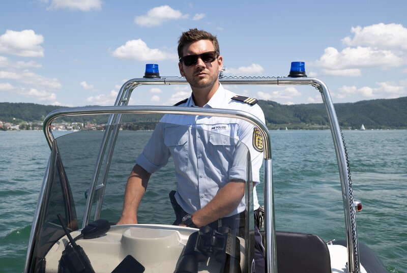 Jakob Frings (Max König) auf dem Weg zu Ermittlungen. – Bild: ARD/​Laurent Trümper