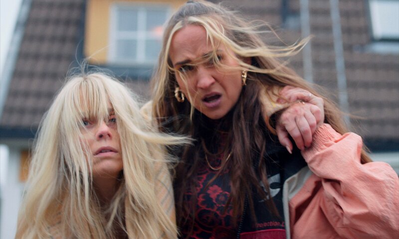 Dough – Fette Beute Staffel 1 Folge 8 Gemeinsam sind sie stark: Helena Af Sandeberg als Malou, Bianca Kronlöf als Liana. – Bild: WDR/​Nexiko/​SVT/​Joe Maples