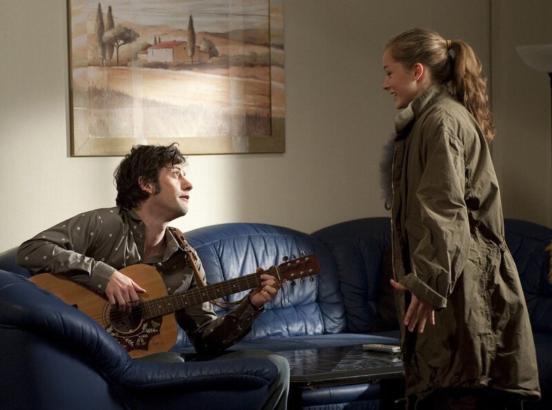 Clara hat heiße News für Alex: ist Herr Pasulke etwa der Vater von Frau Bräunings Baby? – Bild: MDR/​Anke Neugebauer