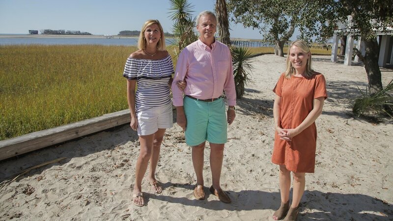 As seen on HGTV’s Beach Hunters, homebuyers Tara and Rick and realtor Angela Johnson pose for a photo after touring the Sail Away House in Fripp Island, South Carolina. – Bild: 2018, Scripps Networks, LLC. All Rights Reserved.