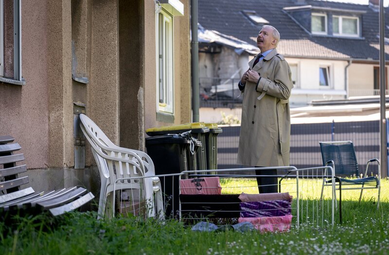 Wolfgang Krettek (Ludger Pistor) steht vor dem Haus von Tas Tante – er will mehr über ihre Familie erfahren. – Bild: WDR/​Bavaria Fiction/​Thomas Kost