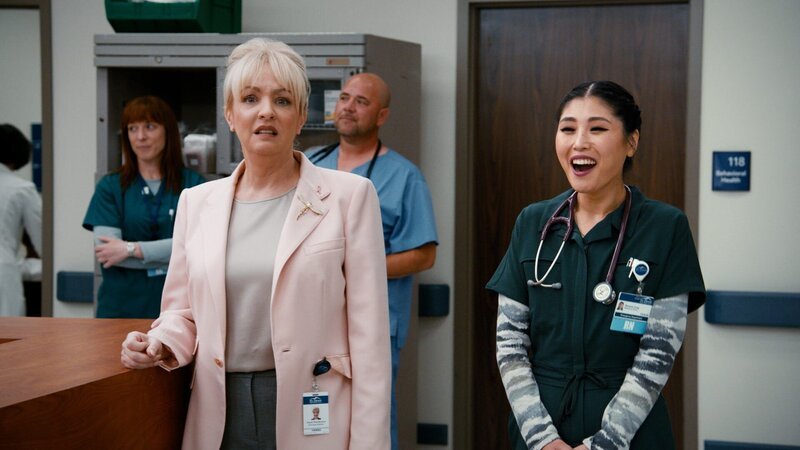 L-R: Wendi Mclendon Covey as Joyce, Kahyun Kim as Serena – Bild: NBC /​ NBC /​ Episodic /​ 2025 NBCUniversal Media, LLC