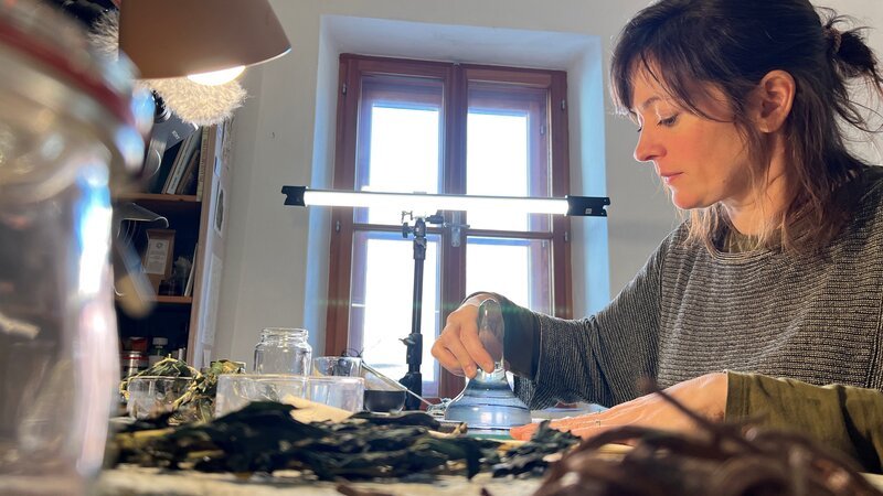 Ursula Wimmelsberger stellt eigene Farben her. – Bild: BR/​Sylvia von Miller