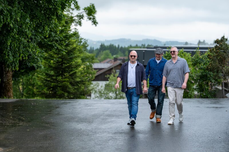 Von links: Bernhard Sitter, Schmidt Max und Ewald Sitter lachend bei einem Spaziergang. – Bild: Susanne Bernhard /​ BR /​ south & browse GmbH