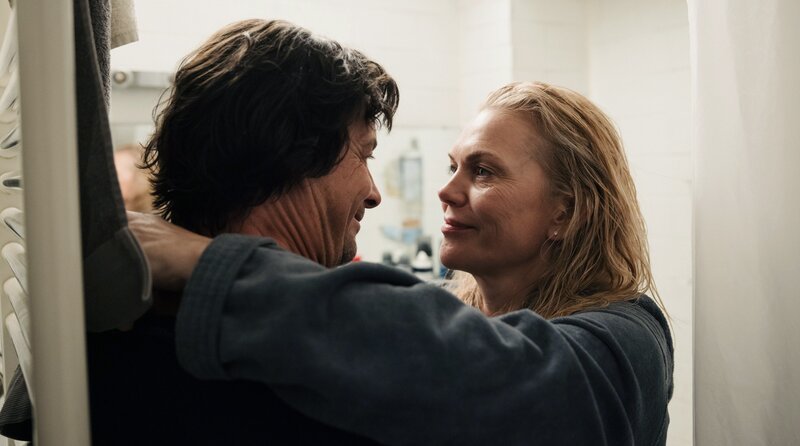 Heimliches Paar: Kriminalpsychologe Meiberger (Fritz Karl) wird von seiner Geliebten, der Dekanin Breuer (Anna Loos) bei sich zu Hause überrascht. – Bild: ARD Degeto Film/​Mona Film/​Tivoli Film/​Victoria Herbig