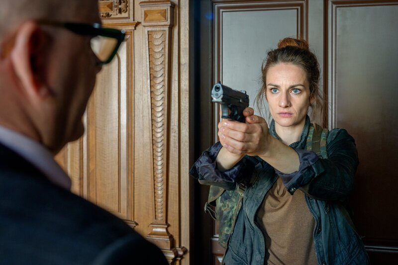 Natalie Kuczinski (Karoline Teska) will das Urteil des Sorgerechtsstreits nicht akzeptieren. Sie tut alles um ihre Tochter wieder sehen zu können. – Bild: ZDF und Uwe Frauendorf