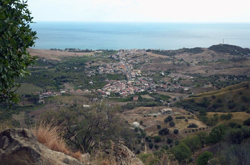 1935 ließ sich Cesare Pavese in Kalabrien nieder, nachdem er vom faschistischen Regime ins Exil gezwungen worden war. Der Schriftsteller arbeitet in der kargen Landschaft weiter. – Bild: Elephant Doc