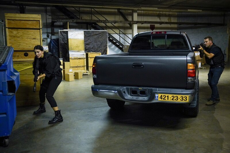 Eliana Sapir (Natassia Halabi, l.); G. Callen (Chris O’Donnell, r.) – Bild: 2019 CBS Broadcasting, Inc. All Rights Reserved. /​ Erik Voake Lizenzbild frei