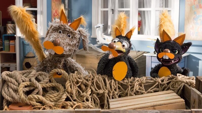 Auf zum Squirreldirrel! Buffo (Ulli Voland), Rudi (Lennart Morgenstern) und Vampi (Ivana Sajevi?) wollen mit zum großen Eichhörnchen-Fest und haben sich extra verkleidet. – Bild: ZDF/​Zia Ziarno