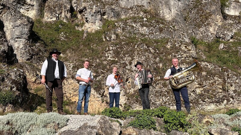 Die Gruppe Hix Tradimix. – Bild: Mario Becher /​ BR /​ Constantin Entertainment GmbH