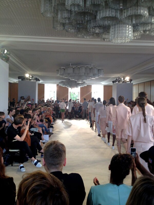 „Unsere zweite Haut“ beleuchtet Trends, die in Zukunft für einschneidende Umbrüche in der Modewelt sorgen werden. Daneben blicken wir auch in die Vergangenheit: Welchen Wandel hat der technische Fortschritt mit sich gebracht? Und wie bildet sich das wandelnde Frauenbild in der Mode ab? Im Bild: Runway bei der Fashionweek. – Bild: BR/​INTER/​AKTION