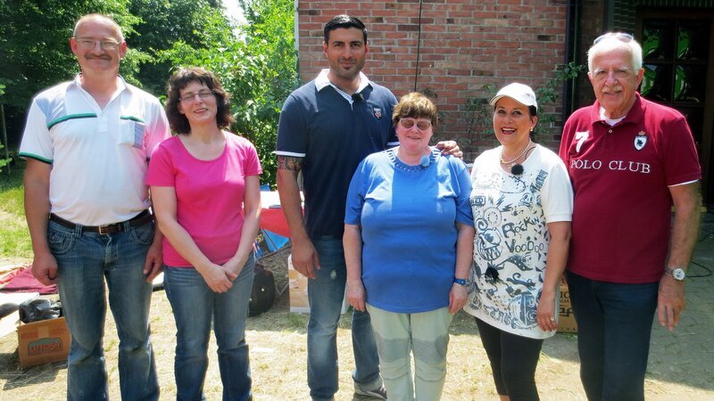 Uta (56, 3.v.re.) steht das Wasser bis zum Hals, denn ihr Haus steht kurz vor der Zwangsversteigerung. Ihr Gehalt als Zeitungszustellerin reicht gerade mal für das Nötigste. Noch dazu herrscht im Haus heilloses Chaos, denn Uta hat in den letzten Jahren Unmengen an Trödel angesammelt, den sie jetzt verkaufen möchte. RTL II-Trödelprofi Sükrü Pehlivan eilt zu Hilfe, um Uta unter die Arme zu greifen. – Bild: RTL II – Recht zum Abdruck/​Darstellung zeitlich/​sachlich beschränkt auf die Bewerbung der Sendung