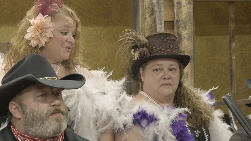 L-R: Michael, Amanda, and Misty pose for the family’s old time western photo. – Bild: Discovery Communications, LLC