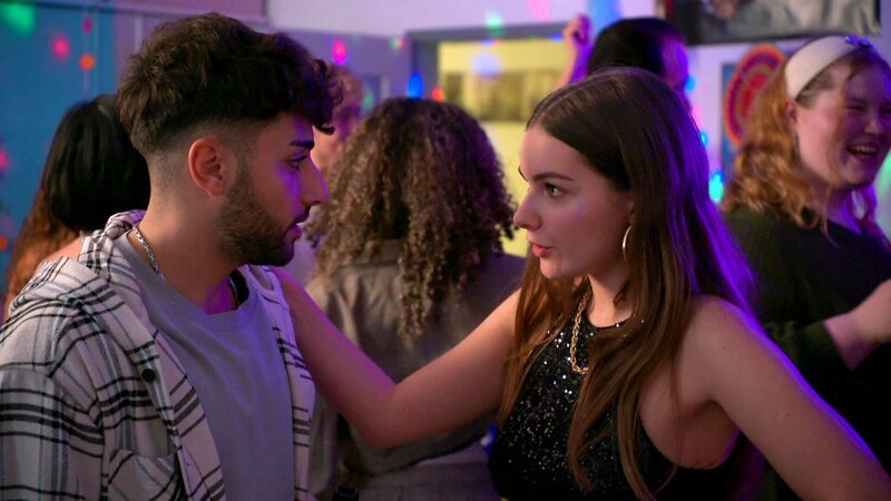 Joanna ist erleichtert, dass nach ihrem Kuss mit Karim alles wieder locker ist. Doch sie will mehr und lädt ihn zur Stufenparty ein. Erst sagt Karim ab, taucht dann aber auf. Betrunken öffnet er sich Joanna – und sie küssen sich erneut.; Joanna ist erleichtert, dass nach ihrem Kuss mit Karim alles wieder locker ist. Doch sie will mehr und lädt ihn zur Stufenparty ein. Erst sagt Karim ab, taucht dann aber auf. Betrunken öffnet er sich Joanna – und sie küssen sich erneut. – Bild: RTLZWEI
