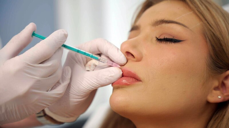 Für die perfekten Lippen nimmt Reality-TV Star Melody schmerzhafte Spritzen in Kauf. – Bild: Matthias Knebl /​ ZDF