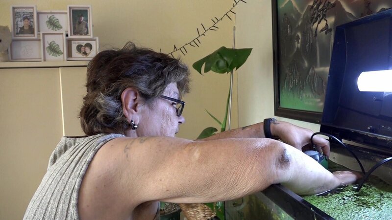 S13E24: Regina hat sich eine neue Aquarium-Pumpe gekauft, doch bei der Installation stößt die Rentnerin auf unerwartete Probleme. – Bild: RTLZWEI