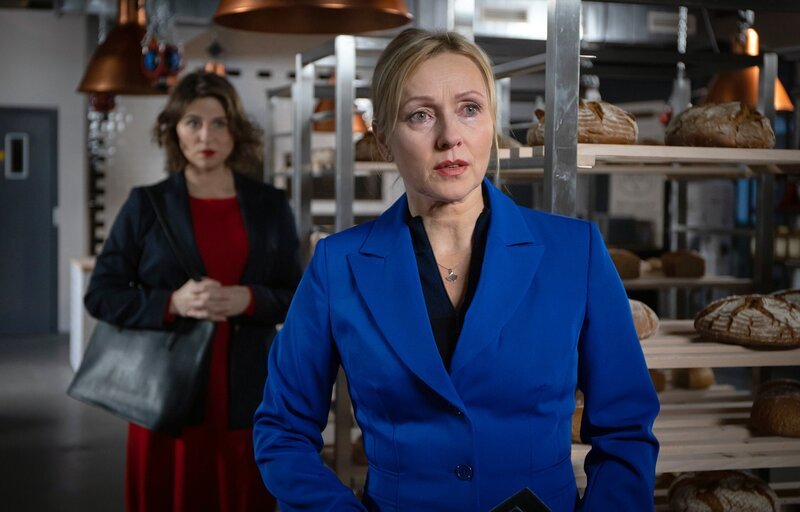 Marion Fecht (Dana Golombek, re.) hat erfahren, dass ihre Kollegin Natalie Döring (Lisa Jopt, li.) seit langem ein Verhältnis mit ihrem Mann Harald hat. Marion ist außer sich vor Empörung. – Bild: MDR/​Saxonia Media/​Rudolf Wernicke
