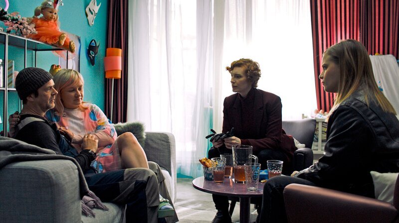 Der Ex-Mann der Toten, Thomas Kramer (Matthias Matschke, li.), und dessen schwangere Freundin Jaqueline Deppe (Milena Kaltenbach, 2.v.l.) wissen nicht, wo die Mädchen sind. (zusammen mit Luise Wolfram, li., und Jasna Fritzi Bauer, re.) – Bild: Radio Bremen