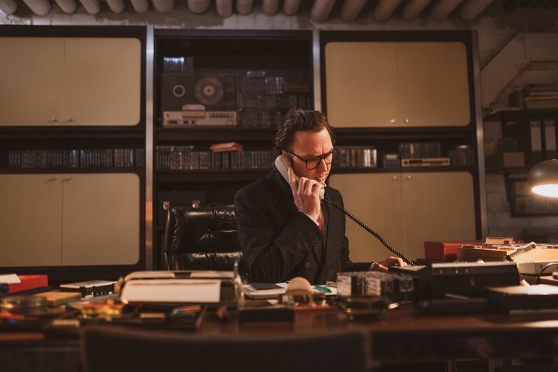 Gerd Heidemann (Lars Eidinger) in seinem Archiv. – Bild: Wolfgang Ennenbach /​ RTL