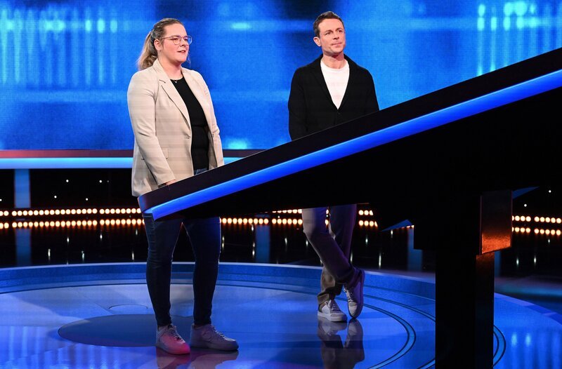 Moderator Alexander Bommes (r.) mit der Kandidatin Mary Lattner (l.). – Bild: ARD/​Uwe Ernst