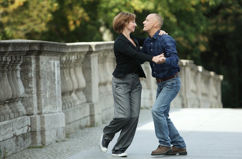 ARD/​HEITER BIS TÖDLICH – HAUPTSTADTREVIER, neue Krimiserie (8 Folgen), Folge 10 „Giftmüll“, am Dienstag (12.02.2013) um 17:55 Uhr im Ersten. Tanz auf der Brücke: Marianne Klug (Kirsten Block, l.) hat ihrem Mann Jürgen Klug (Torsten Michaelis, r.) einen Salsa-Kurs geschenkt. – Bild: ARD/​Daniela Incoronato