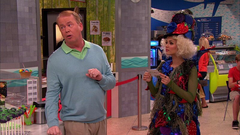 L-R: Mr. Mooney (John O’Brien), Tori Vega (Victoria Justice) – Bild: ViacomCBS