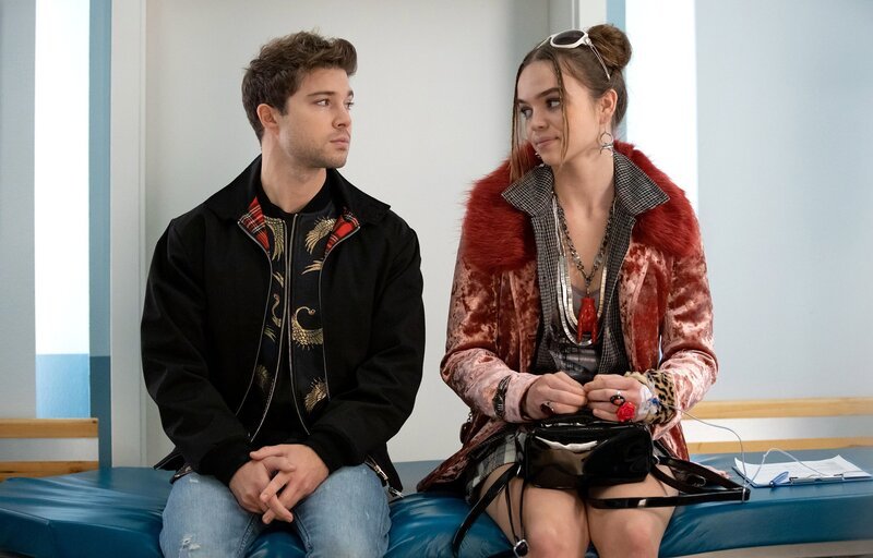 Kris (Jascha Rust) erkundigt sich bei Isa (Matilda Merkel) nach dem Typen, mit dem sie geschlafen hat. Isa erzählt, dass ihre Begegnung magisch war, aber er sich dann auch ziemlich schnell aus dem Staub gemacht hat. – Bild: MDR/​Saxonia Media/​Rudolf Wernicke