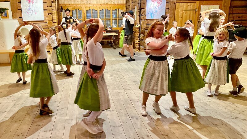 Kindervolkstanzgruppe. – Bild: ORF/​Papke Film