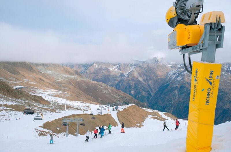 Schneekanone an der Piste 13 des Giggijoch-Skigebiets. Weiteres Bildmaterial finden Sie unter www.br-foto.de. – Bild: BR/​Selina Oberpriller