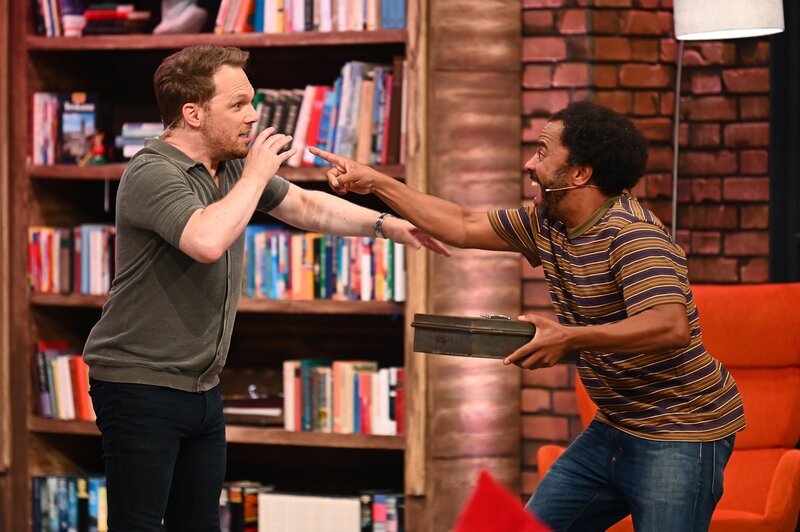 Ralf Schmitz (l.); Simon Pearce (r.) – Bild: SAT.1