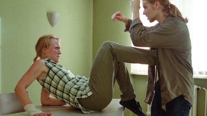 Simone (Susanne Schlenzig) ist wieder Opfer ihrer Wahnvorstellungen und glaubt, statt ihrem Sohn (Alexander Kasprik) Baumann vor sich zu haben. Verzweifelt wehrt sie sich mit Händen und Füßen … – Bild: TVNOW