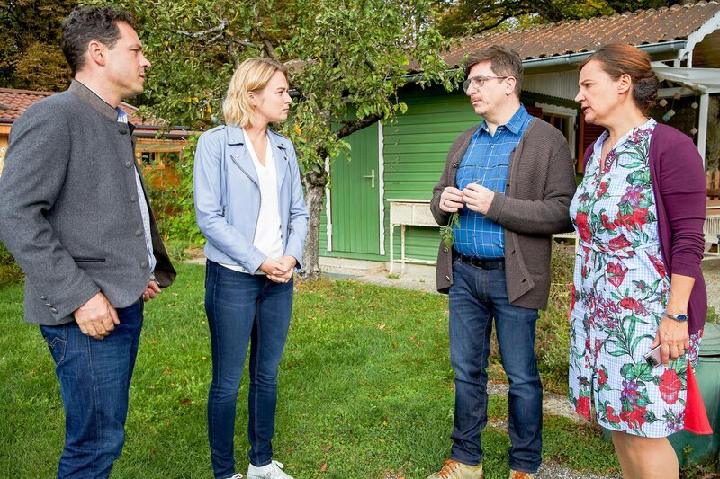 Die Kommissare Aubinger (Thomas Birnstiel, l.) und Winter (Vanessa Eckart, 2.v.l.) befragen das Hausmeisterehepaar Hartmut (Georg Veitl, 2.v.r.) und Annegret Nerlinger (Eva Wittenzellner, r.), die den Toten in der Eishalle gefunden haben. – Bild: ORF/​ZDF/​Bojan Ritan